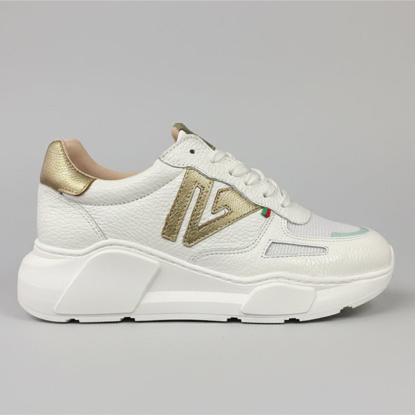 Leather sneaker