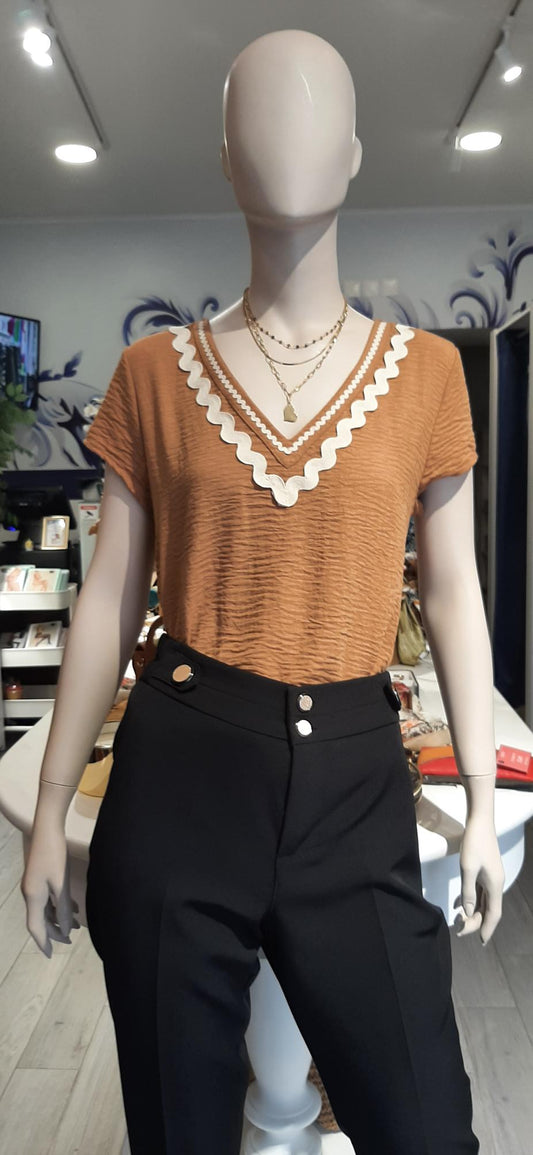 T-Shirt lisa com pormenor na gola Ref. 2427125