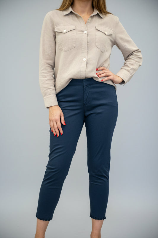 Calça chino com pormenor bordado