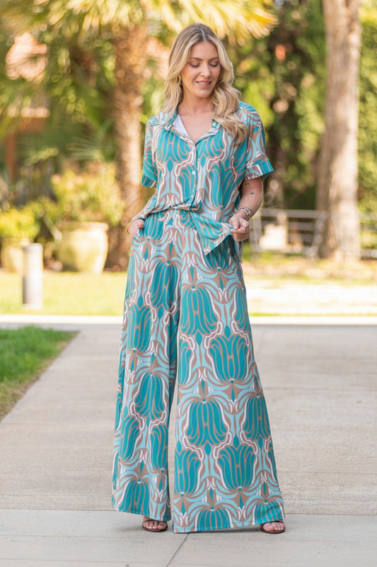 Wide-leg pants with print.