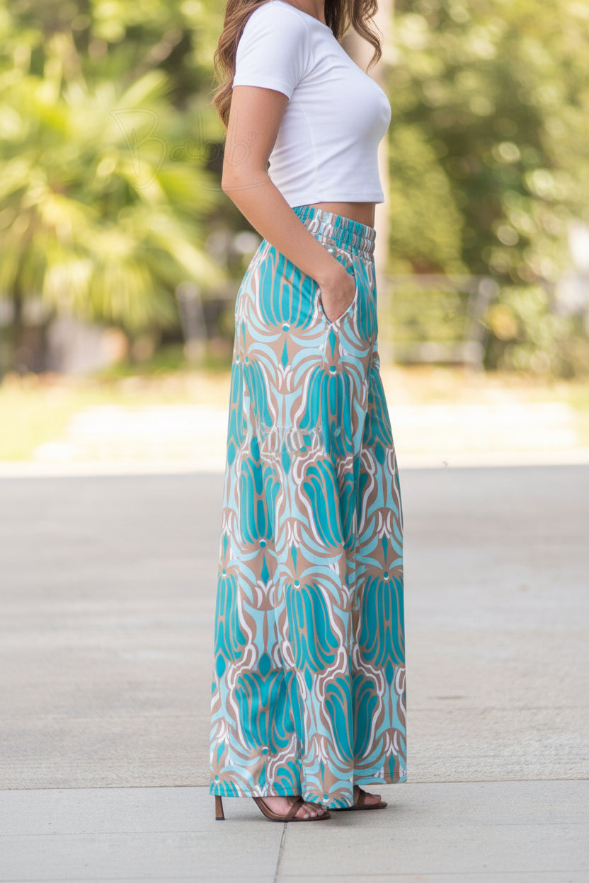 Wide-leg pants with print.