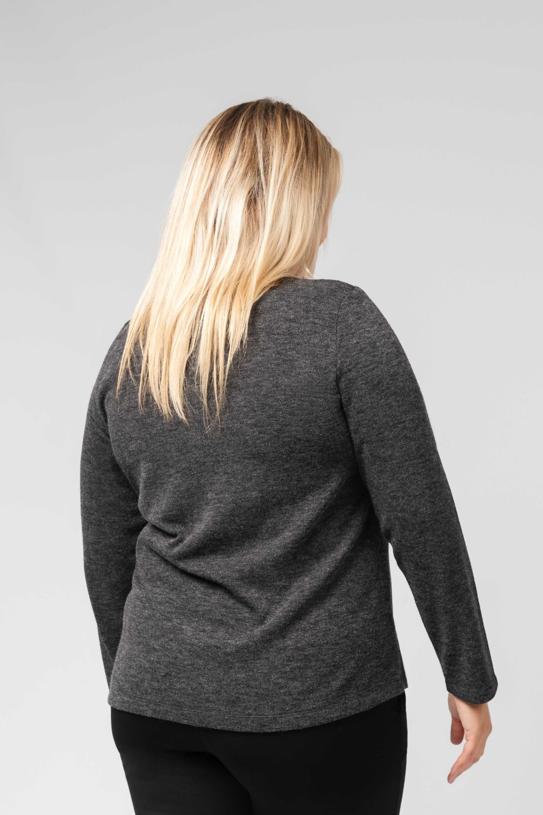 Camisola lisa com pormenor no ombro. Ref.231572