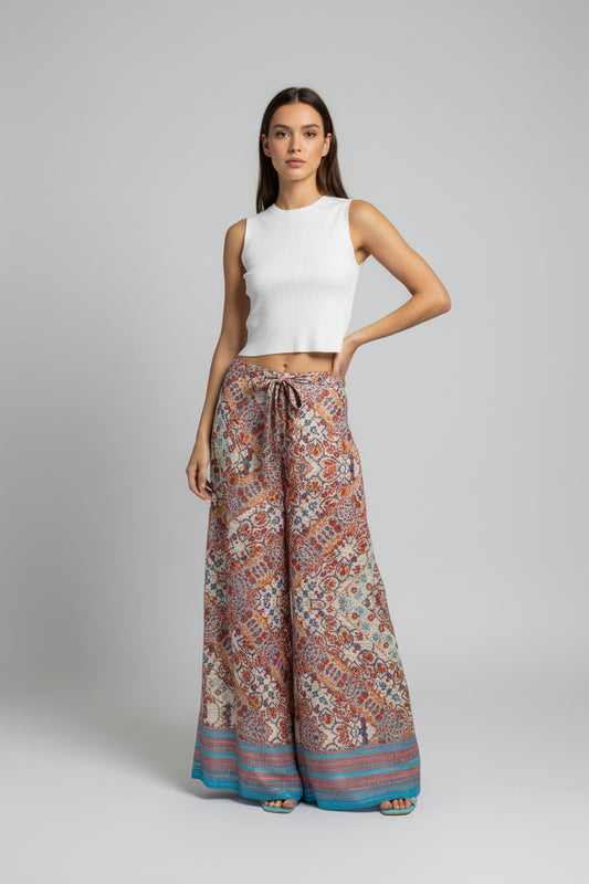 Wide-leg pants with print.