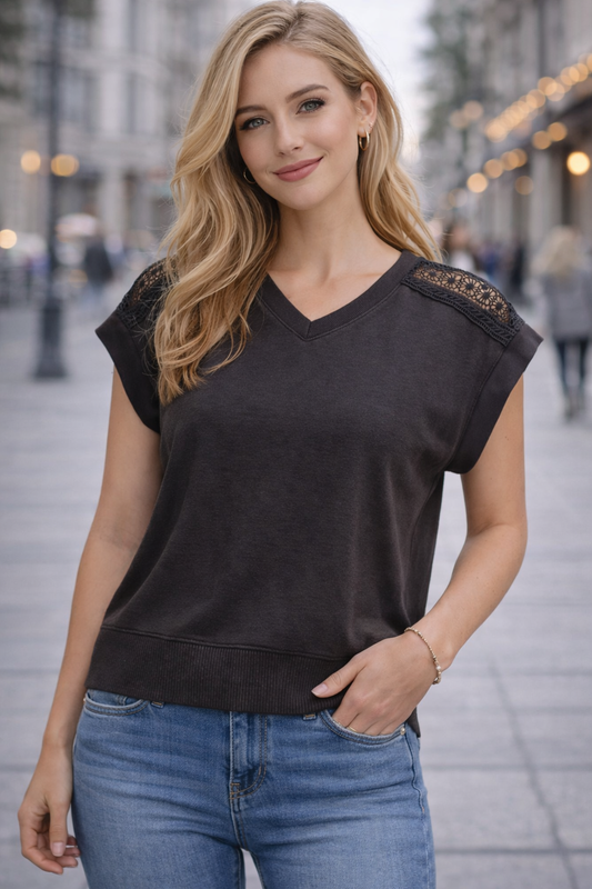 T-shirt lisa com pormenor