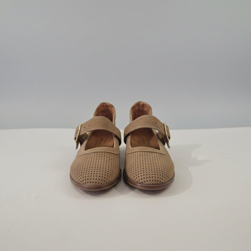 Flat leather shoe