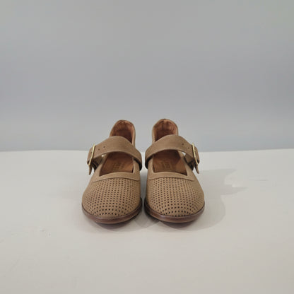 Flat leather shoe