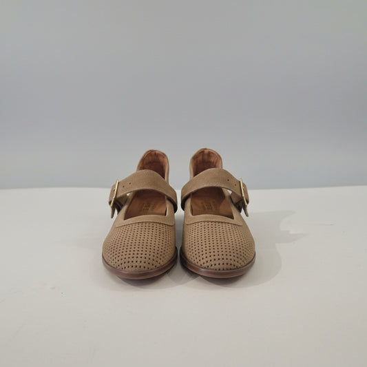 Flat leather shoe