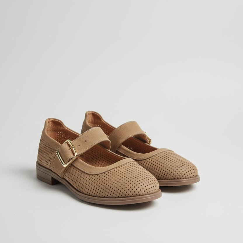 Flat leather shoe