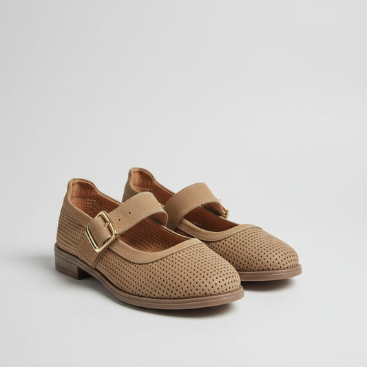 Flat leather shoe