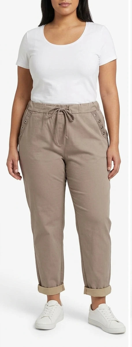 Calça skinny com ilhós no bolso