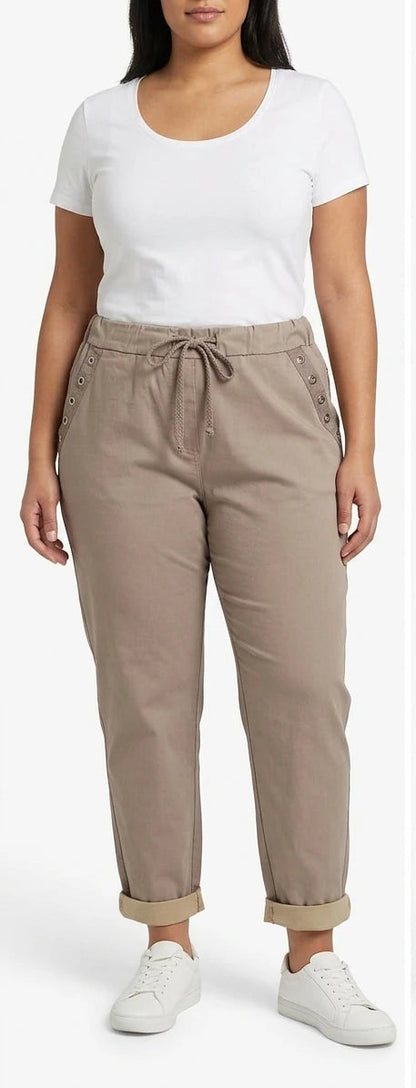 Calça skinny com ilhós no bolso