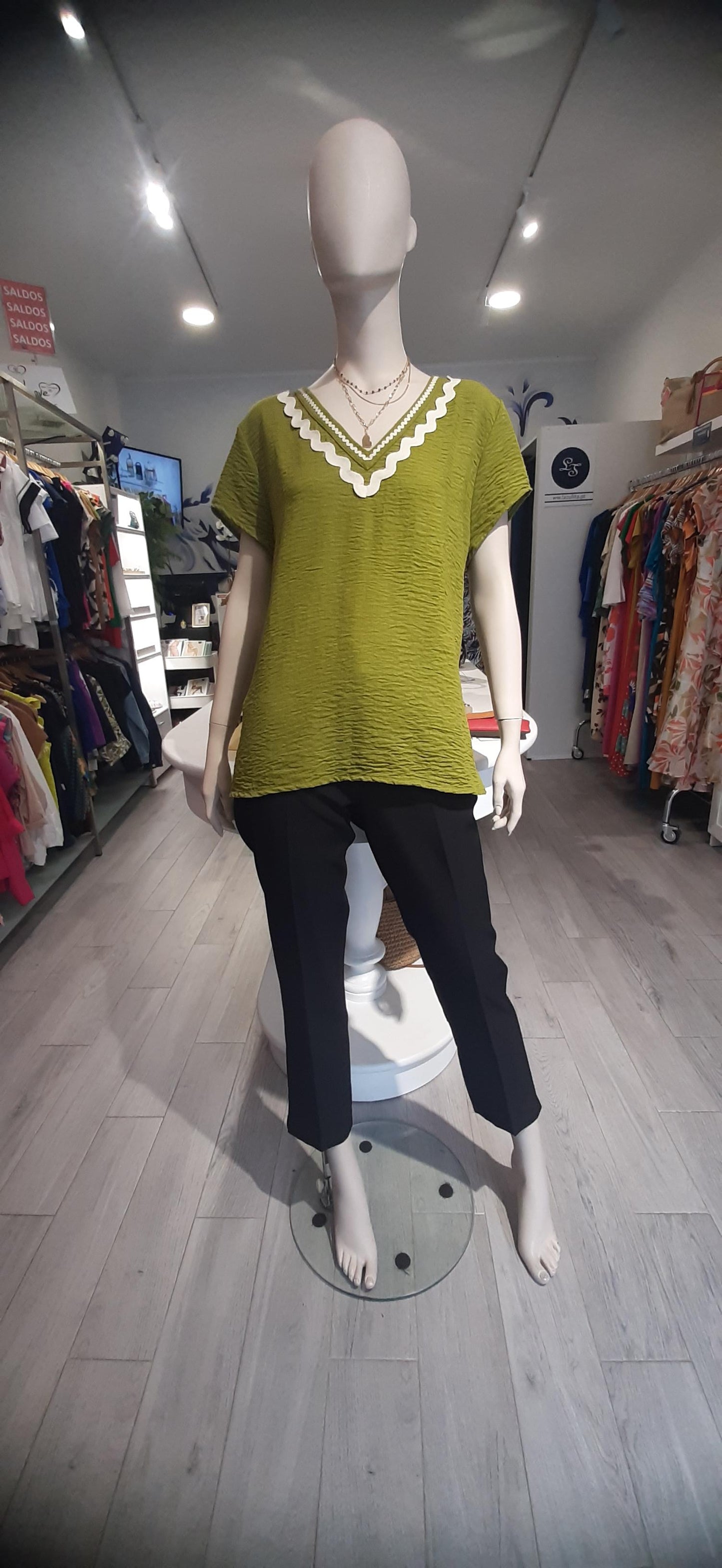 T-Shirt lisa com pormenor na gola Ref. 2427125