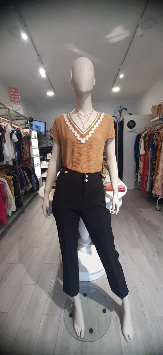 T-Shirt lisa com pormenor na gola Ref. 2427125