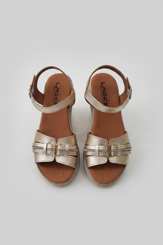 Flat sandal with wedge