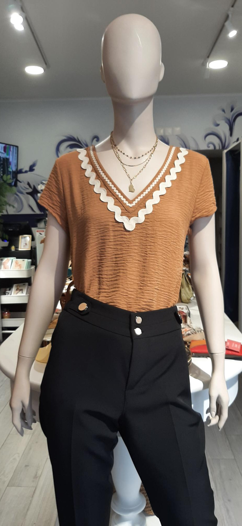 T-Shirt lisa com pormenor na gola Ref. 2427125