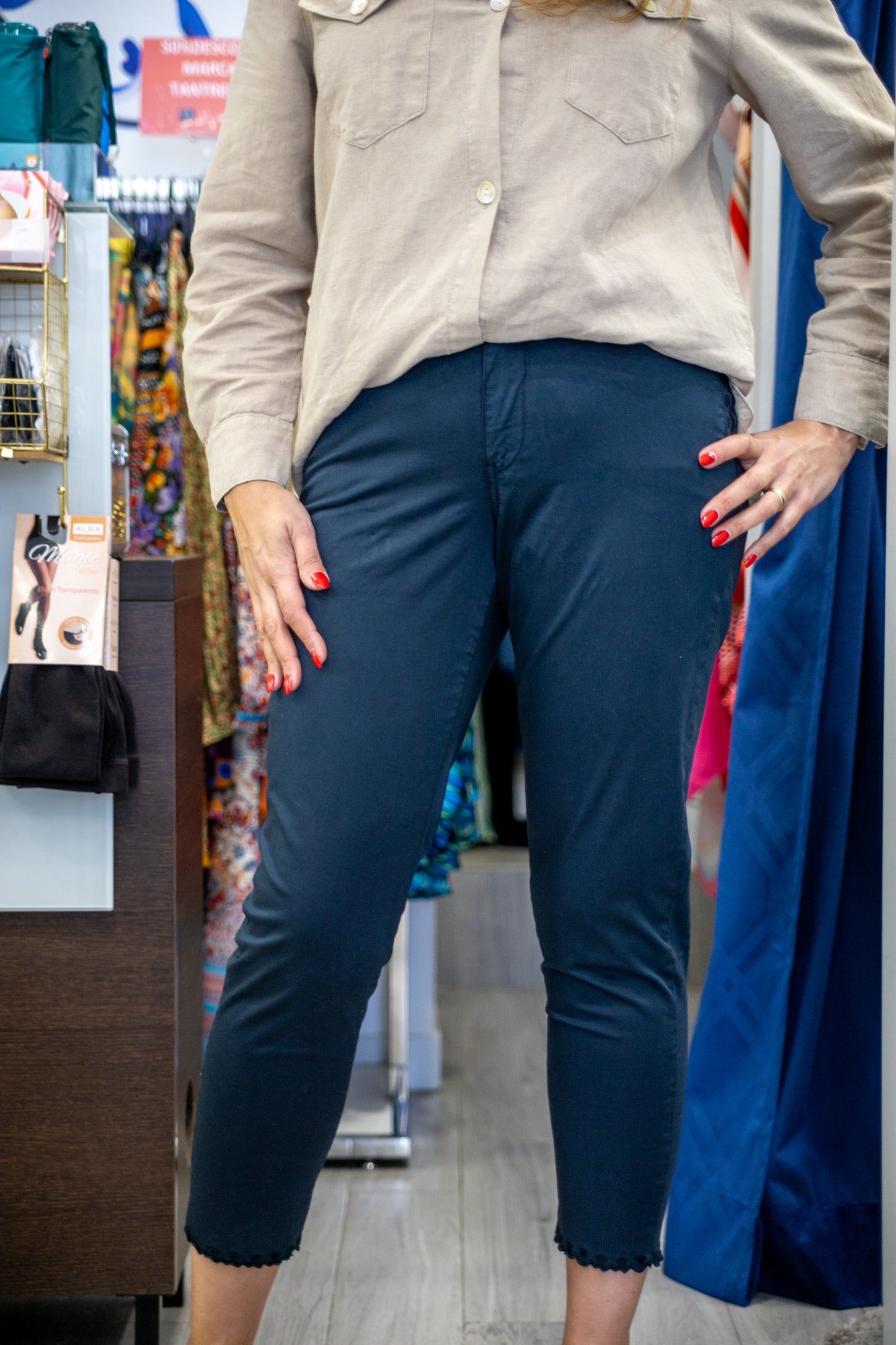 Calça chino com pormenor bordado  Ref. 511091