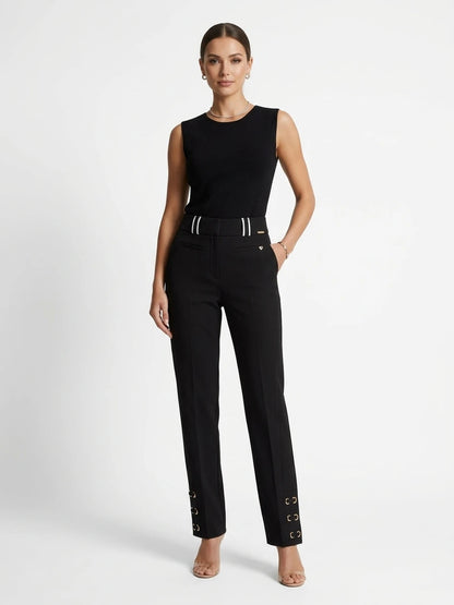 Plain trousers with detail